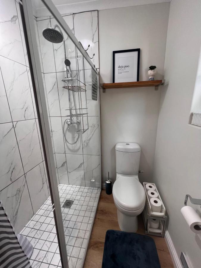 Adorable 2 Bedroom Cottage With Spacious Veranda 허머너스 외부 사진