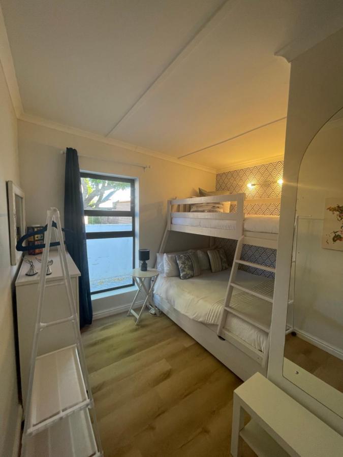 Adorable 2 Bedroom Cottage With Spacious Veranda 허머너스 외부 사진