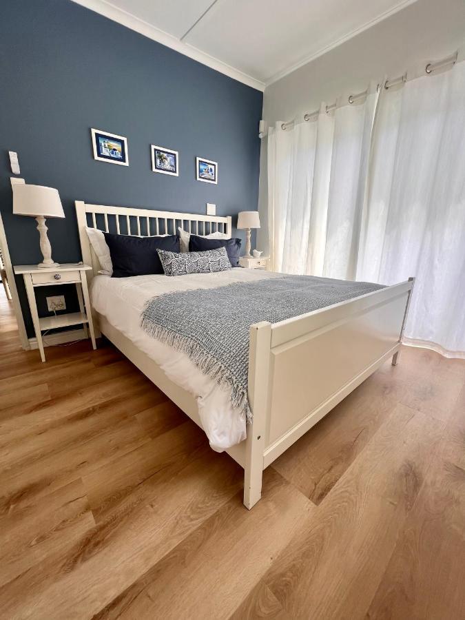 Adorable 2 Bedroom Cottage With Spacious Veranda 허머너스 외부 사진