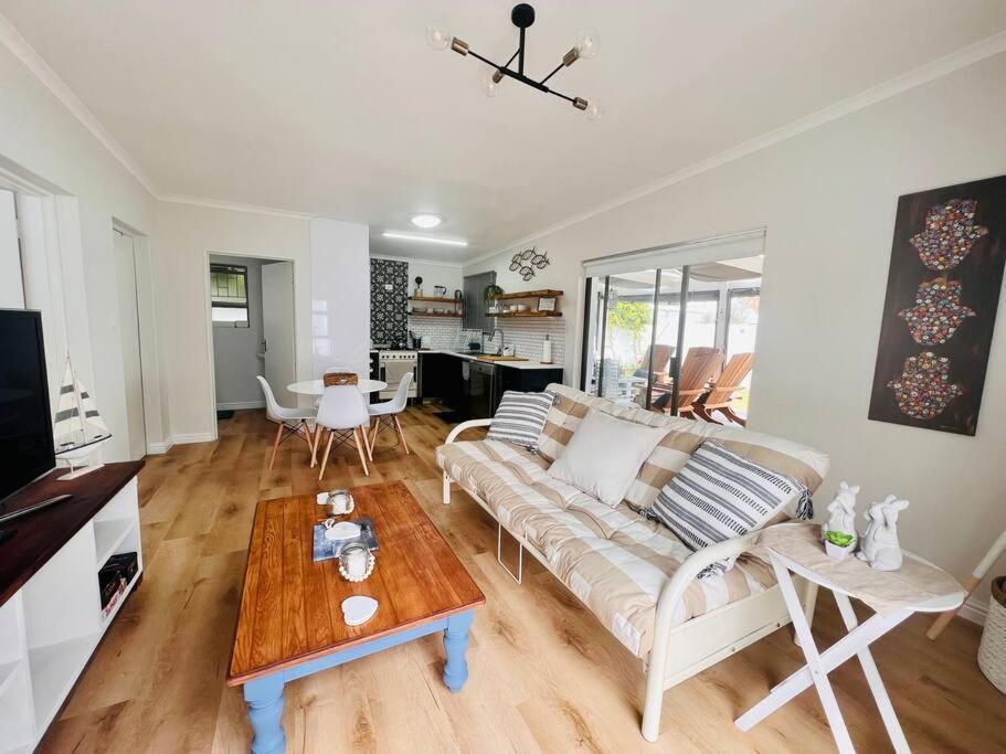 Adorable 2 Bedroom Cottage With Spacious Veranda 허머너스 외부 사진