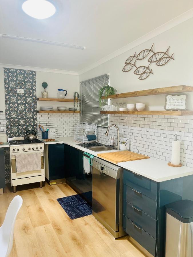 Adorable 2 Bedroom Cottage With Spacious Veranda 허머너스 외부 사진
