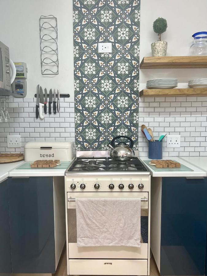 Adorable 2 Bedroom Cottage With Spacious Veranda 허머너스 외부 사진