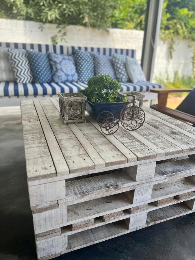 Adorable 2 Bedroom Cottage With Spacious Veranda 허머너스 외부 사진