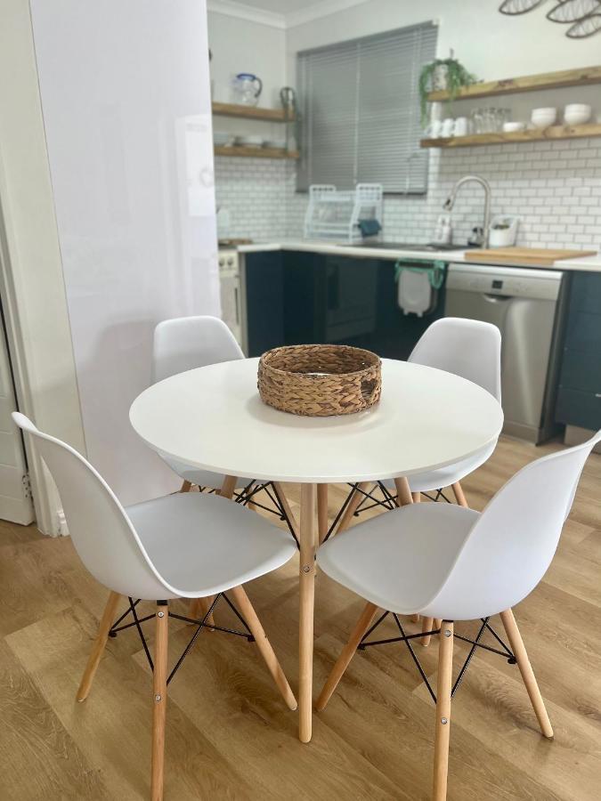 Adorable 2 Bedroom Cottage With Spacious Veranda 허머너스 외부 사진