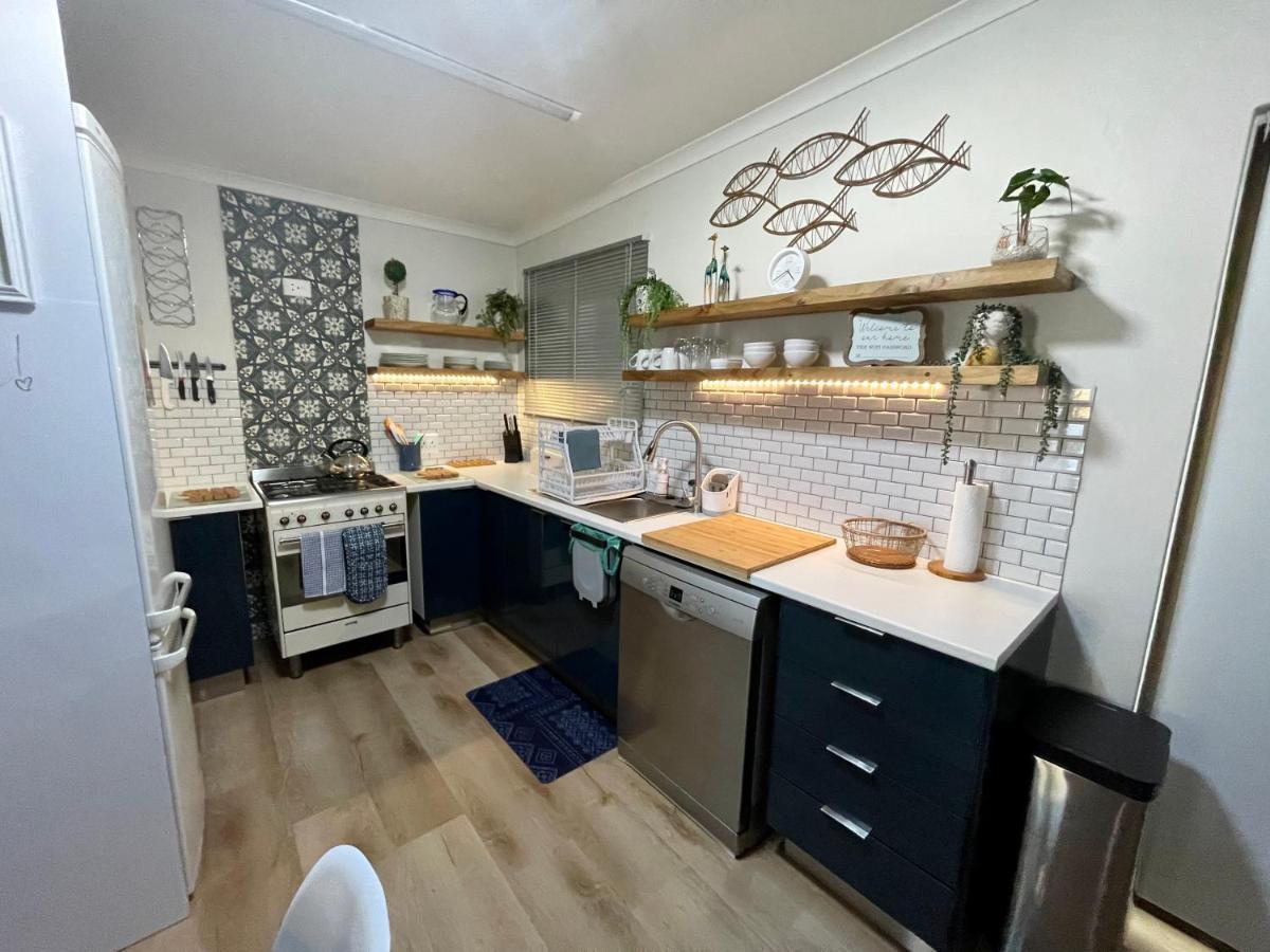 Adorable 2 Bedroom Cottage With Spacious Veranda 허머너스 외부 사진