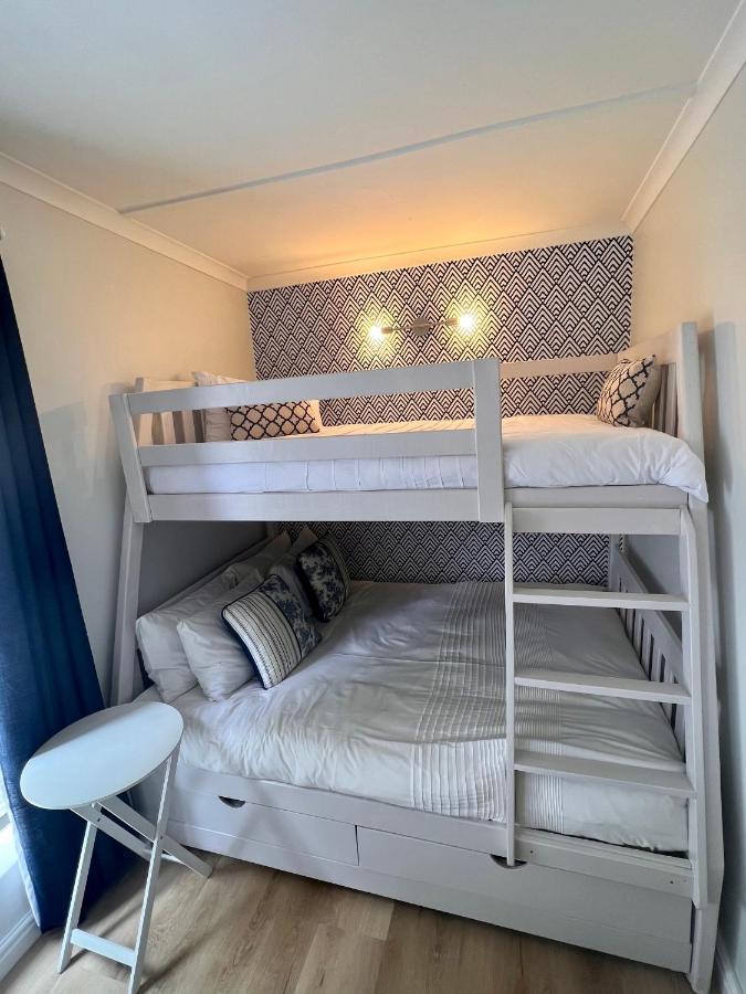 Adorable 2 Bedroom Cottage With Spacious Veranda 허머너스 외부 사진