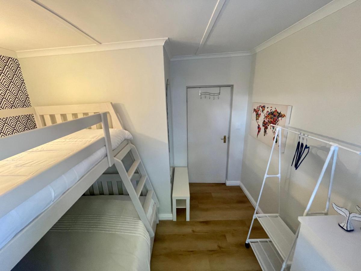 Adorable 2 Bedroom Cottage With Spacious Veranda 허머너스 외부 사진