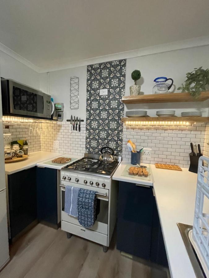 Adorable 2 Bedroom Cottage With Spacious Veranda 허머너스 외부 사진