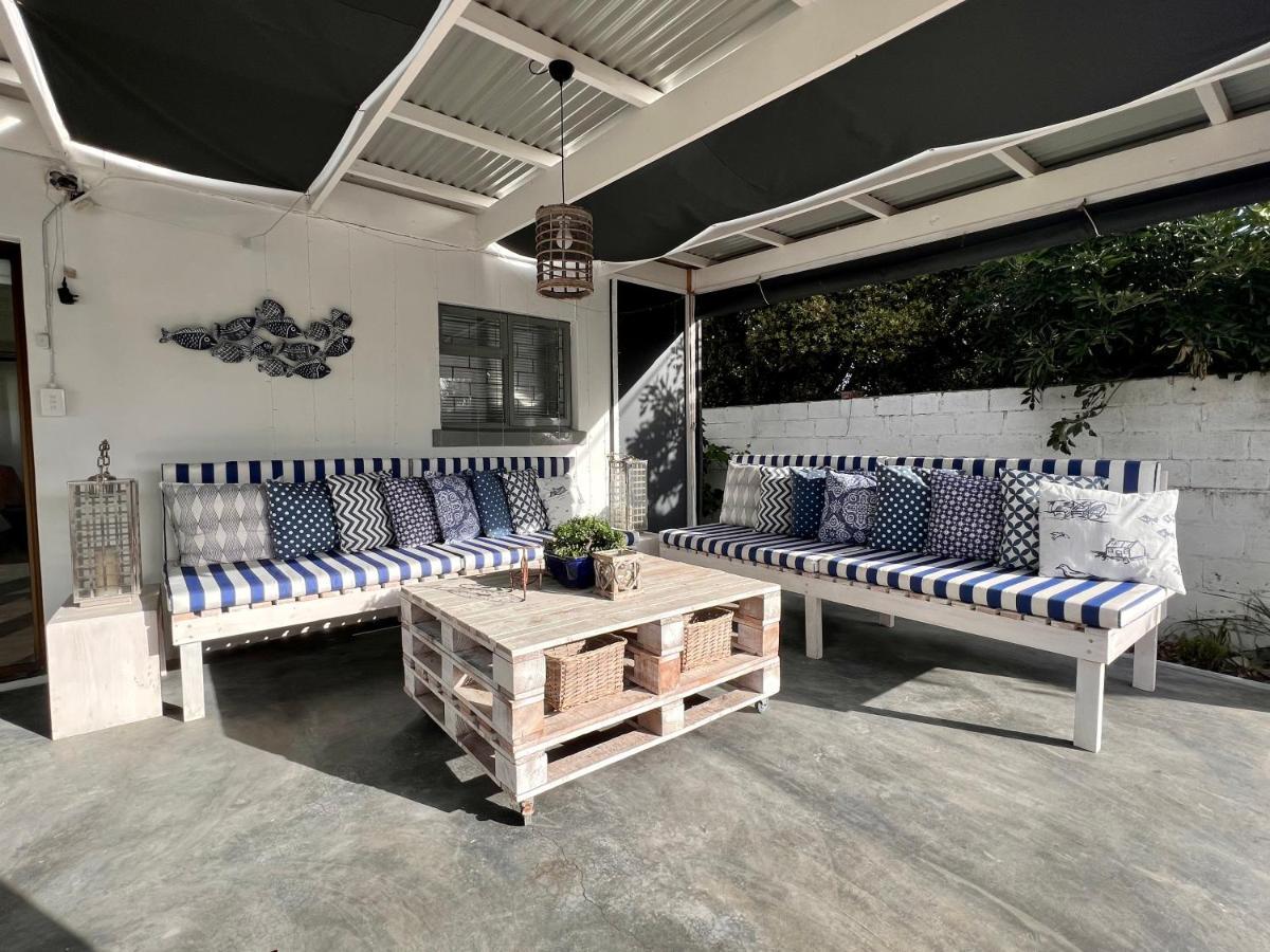Adorable 2 Bedroom Cottage With Spacious Veranda 허머너스 외부 사진
