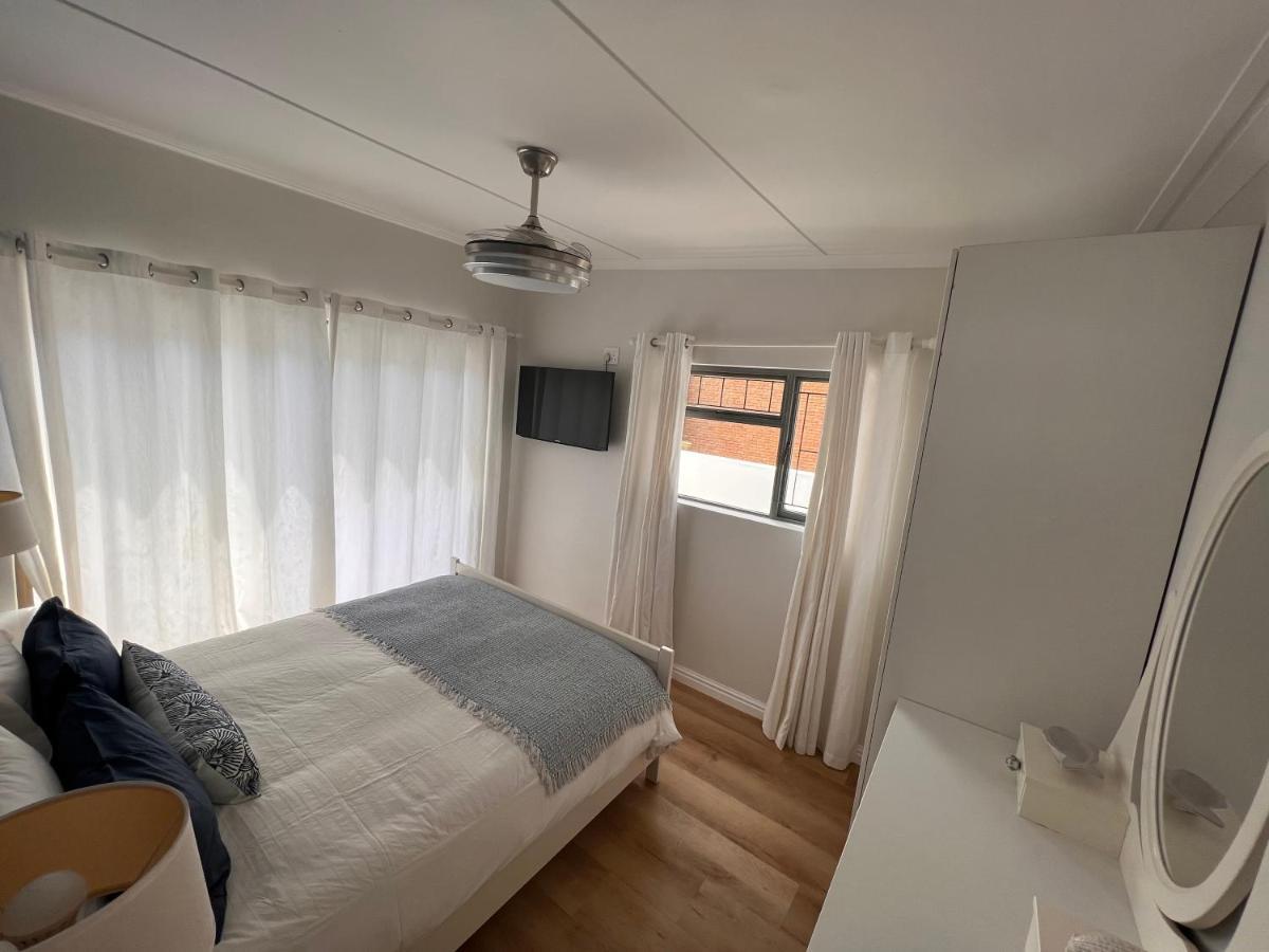 Adorable 2 Bedroom Cottage With Spacious Veranda 허머너스 외부 사진